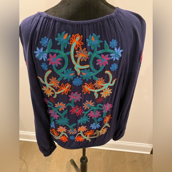 Soft Surroundings women’s top with elastic Around the bottom and sleeves. - Picture 2 of 4